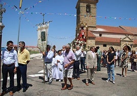La procesión en honor a la Virgen Peregrina por las calles de Moriscos.