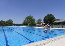 Imagen de la piscina de El Helmántico con varios bañistas