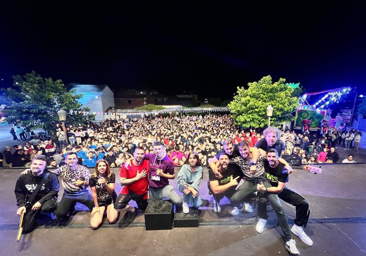 Los integrantes de la orquesta SMS durante su concierto en Escurial de la Sierra