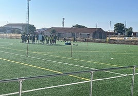Oriol Riera explicando acciones tácticas a sus jugadores en mitad del entrenamiento.
