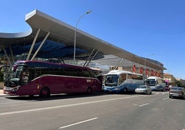 Cuatro autobuses a la puerta de Vialia para recoger a los viajeros del Alvia a Barcelona