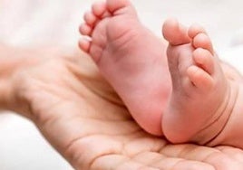 Los pies de un bebé recién nacido.