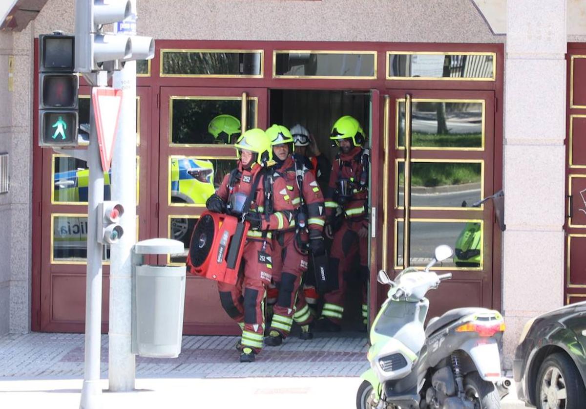 Los Bomberos durante la intervención en la avenida Vicente del Bosque.