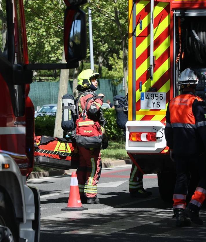 Imagen secundaria 2 - Movilización de los Bomberos por olor a humo en un piso de la avenida Vicente del Bosque