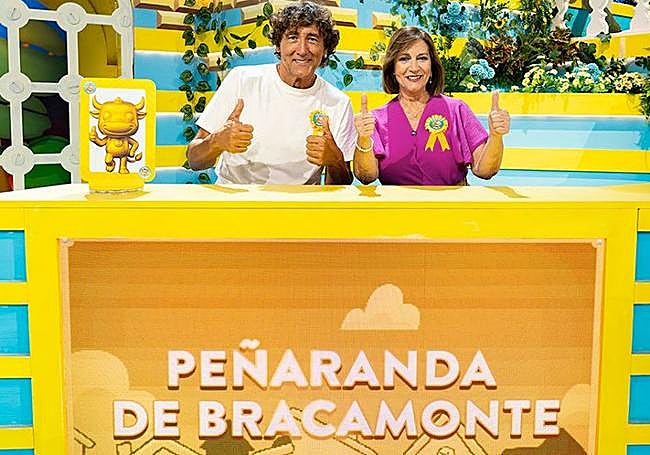 Patxi Salinas, padrino de Peñaranda de Bracamonte, y Carmen Ávila, alcaldesa de Peñaranda, durante su participación el 'El Grand Prix del Verano' 2025.