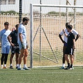 Jorge García, dando indicaciones a sus futbolistas este lunes.