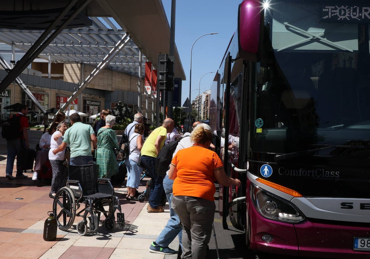 Pasajeros subiendo a un autobús contratado por Renfe en Vialia.
