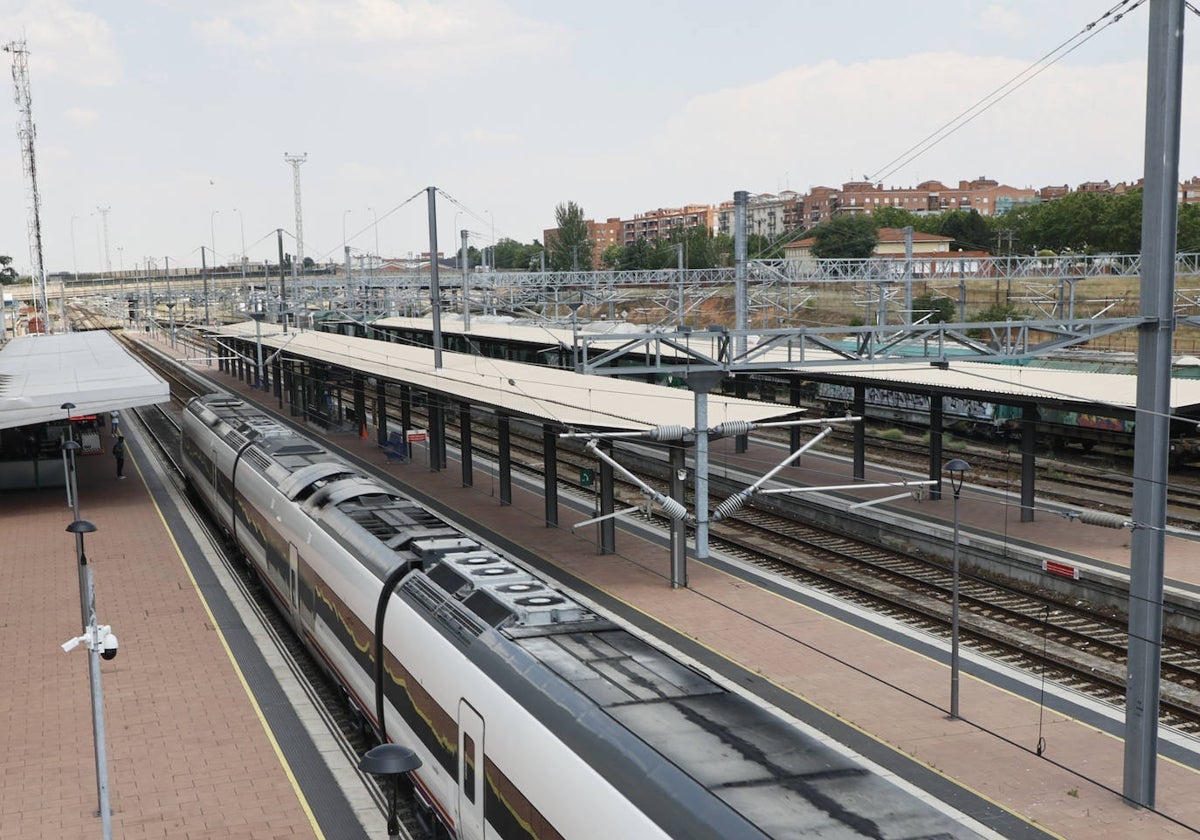 Un tren pasando por la estación de Salamanca.