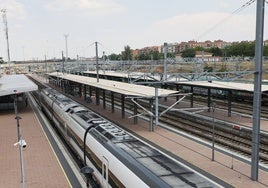 Un tren pasando por la estación de Salamanca.