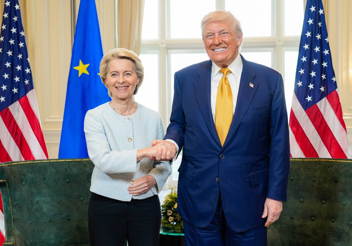 La presidenta de la Comisión Europea, Úrsula von der Leyen, con el presidente de Estados Unidos, Donald Trump.