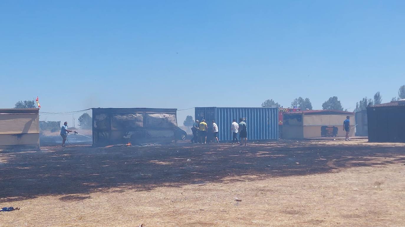 Así han quedado las casetas de las peñas de Santa Marta afectadas por el incendio