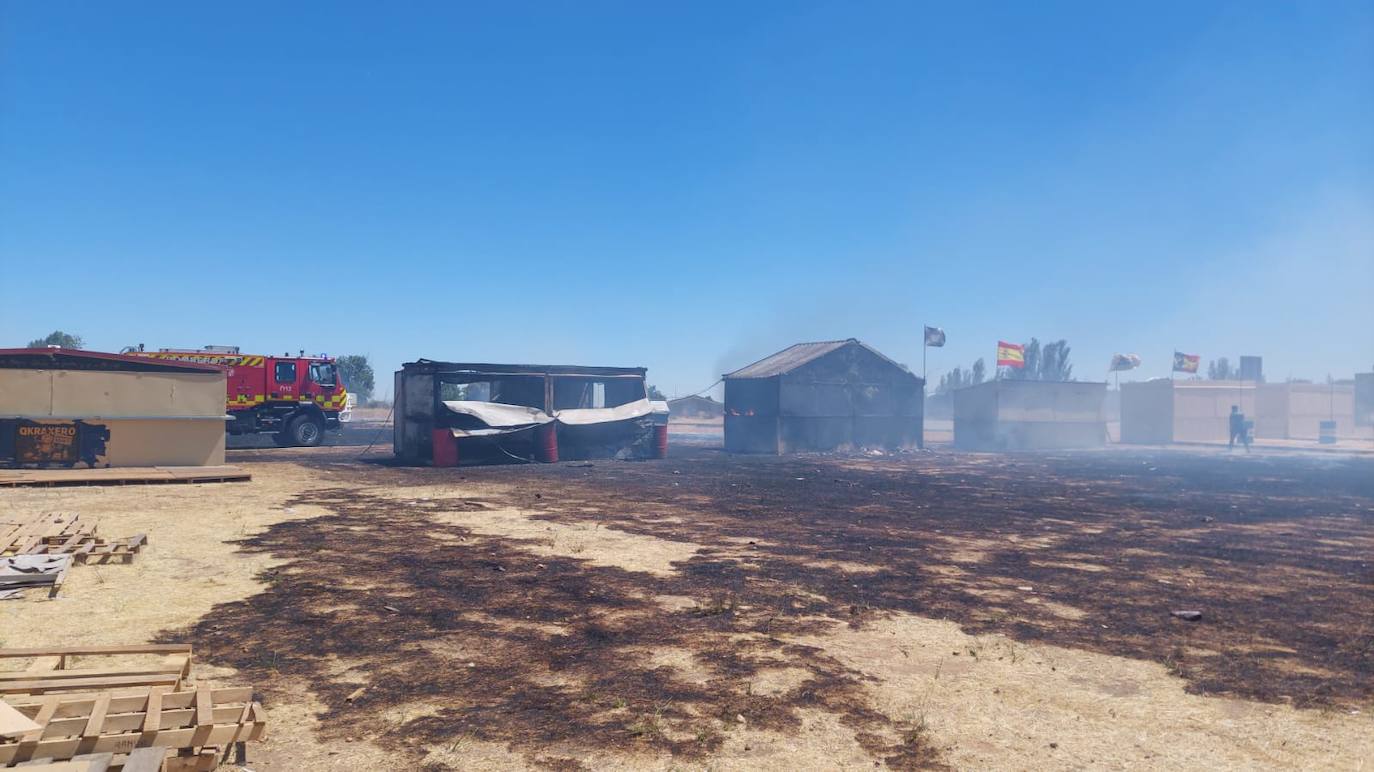 Así han quedado las casetas de las peñas de Santa Marta afectadas por el incendio