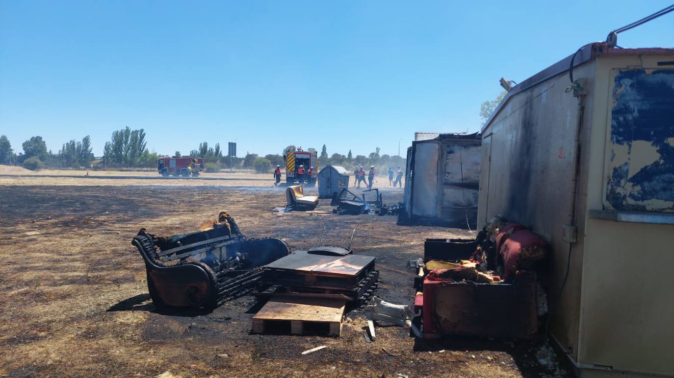 Así han quedado las casetas de las peñas de Santa Marta afectadas por el incendio