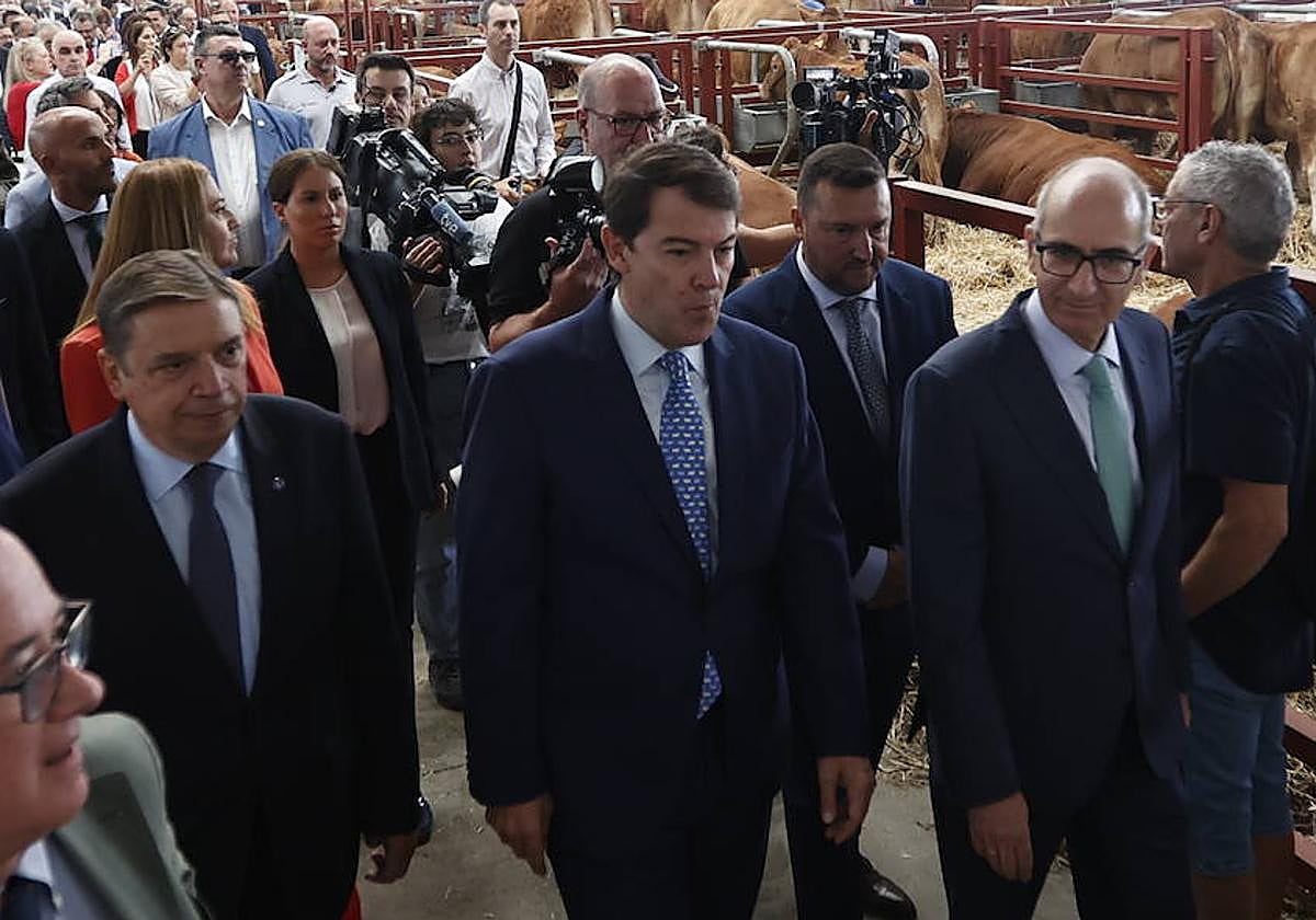 Última visita de Planas a la feria, en 2023. En la imagen, junto a Alfonso Fernández Mañueco y Javier Iglesias.