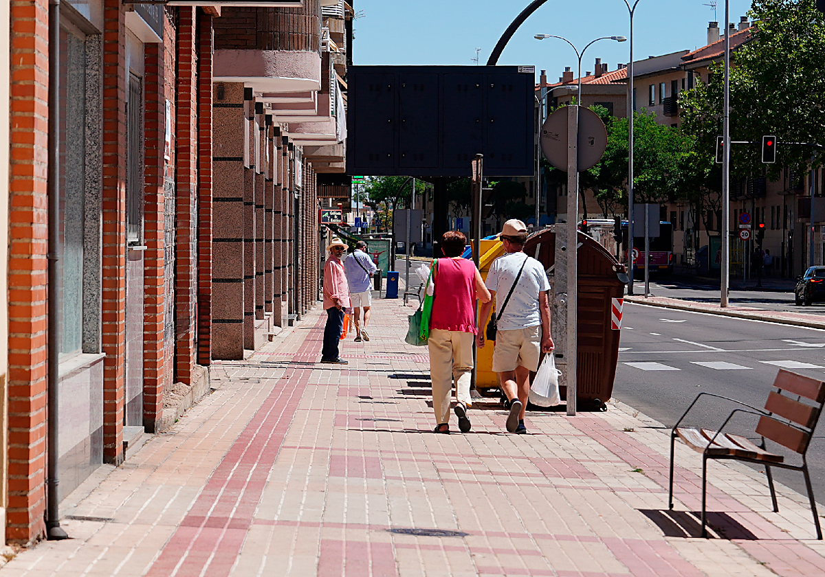 Vecinos paseando por la Calle de Jesús Arambarri.