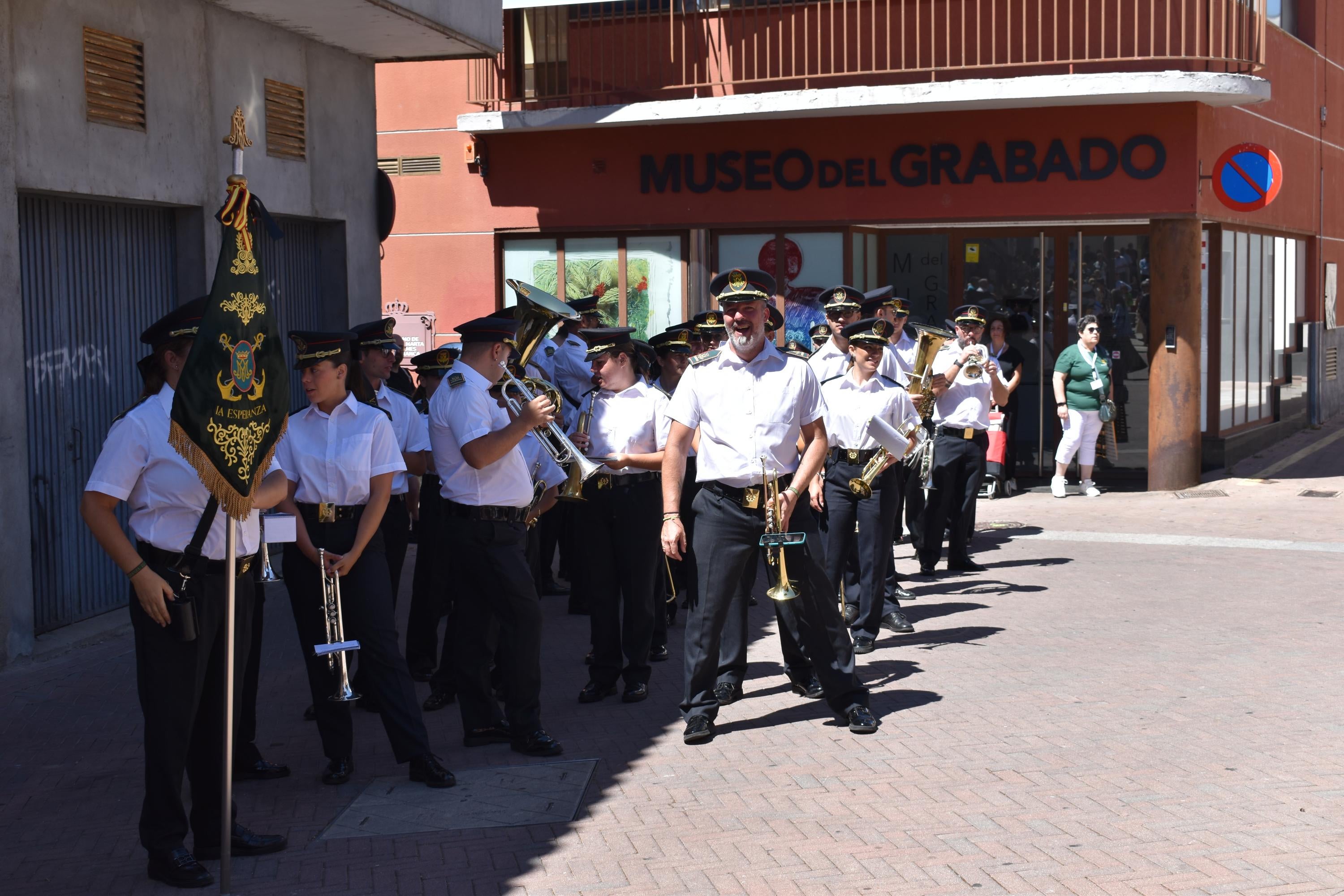 Santa Marta honra a su patrona entre música y mantillas