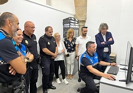 Agentes de la Policía Local y Nacional con integrantes del equipo de Gobierno, ayer en la sede de la Policía.