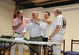 Momento en el que los responsables municipales colocan la pañoleta de las fiestas al pregonero