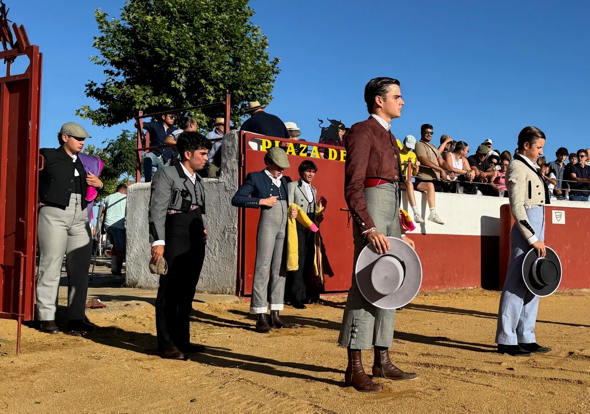 Imagen principal - Estas son todas las fechas de los festejos de la Escuela taurina en el mes de agosto