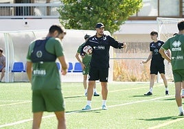 Oriol Riera haciendo una corrección durante la sesión de entrenamiento de este lunes en el anexo al Reina Sofía.