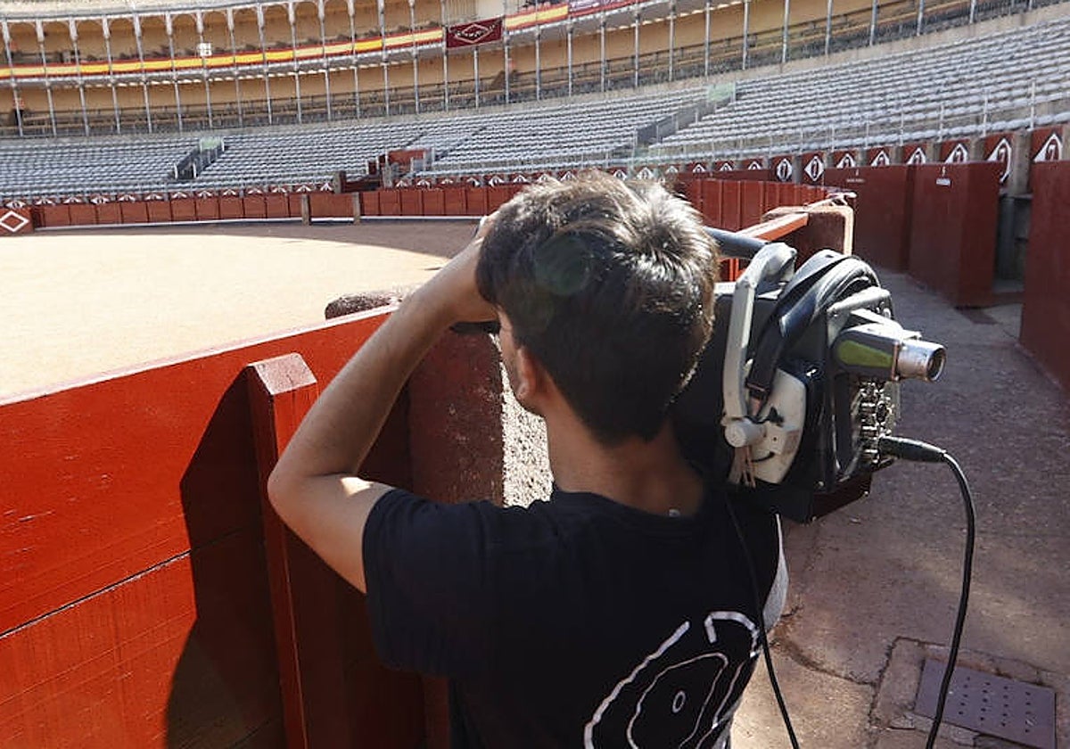 Imagen de un cámara de televisión en La Glorieta.