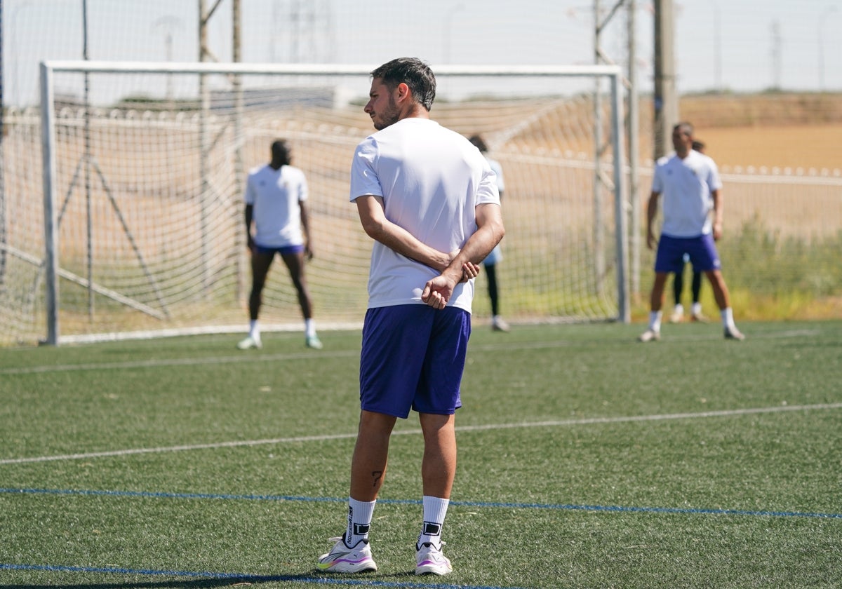 Alvarito, observando a sus ya excompañeros en el entrenamiento matinal del lunes.