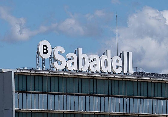 Exterior de la sede de Banco Sabadell.