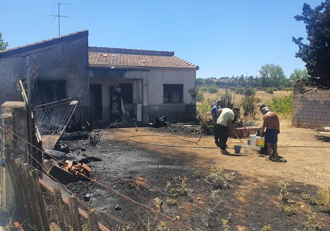 Casa afectada por las llamas del incendio de este martes.