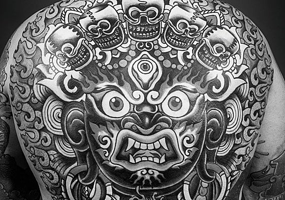 Diseño de espalda completa tatuada por Eduardo Mateos.