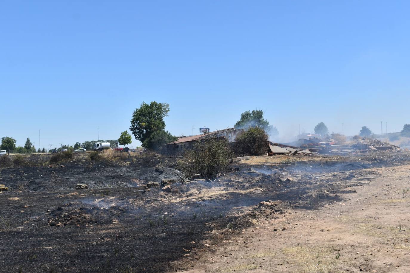 Así han quedado las casetas de las peñas de Santa Marta afectadas por el incendio