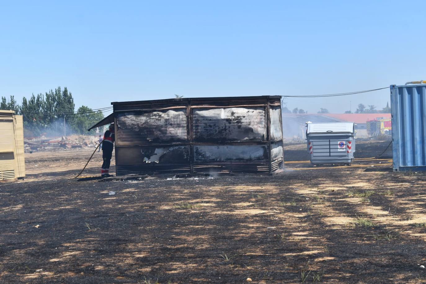 Así han quedado las casetas de las peñas de Santa Marta afectadas por el incendio
