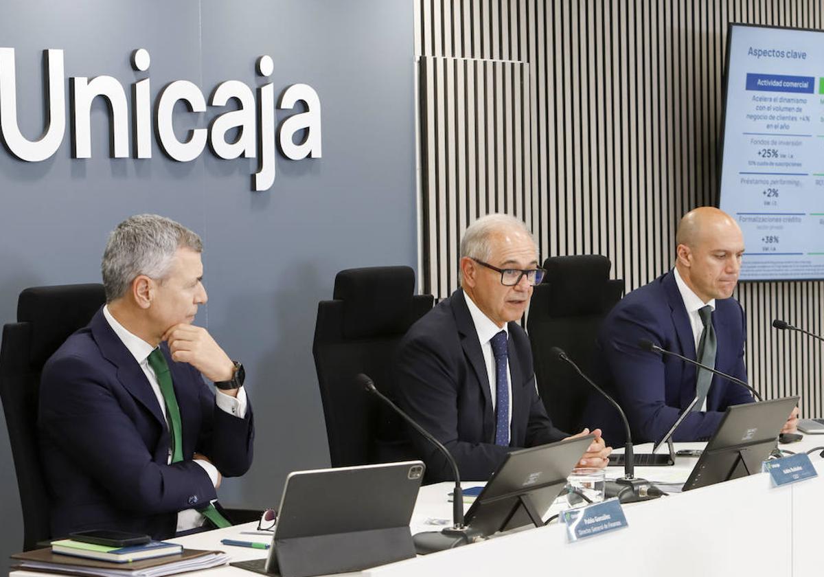 De izquierda a derecha, aparecen el director general de Finanzas de Unicaja, Pablo González; el CEO, Isidro Rubiales, y el director de Relación con Inversores, Jaime Hernández.