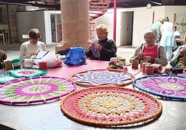 Elaboración de mandalas por parte de las socias, para decorar el pueblo