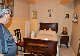 El sacerdote Guillermo Gómez, en la habitación instalada en el museo