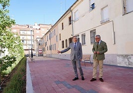 El concejal Fernando Carabias y el director de Administración Local, Emilio Arroita.