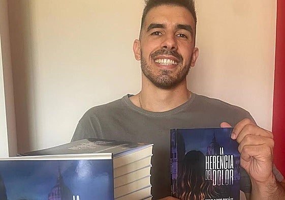 Emilio Alonso González, junto a su novela 'La herencia del dolor'.