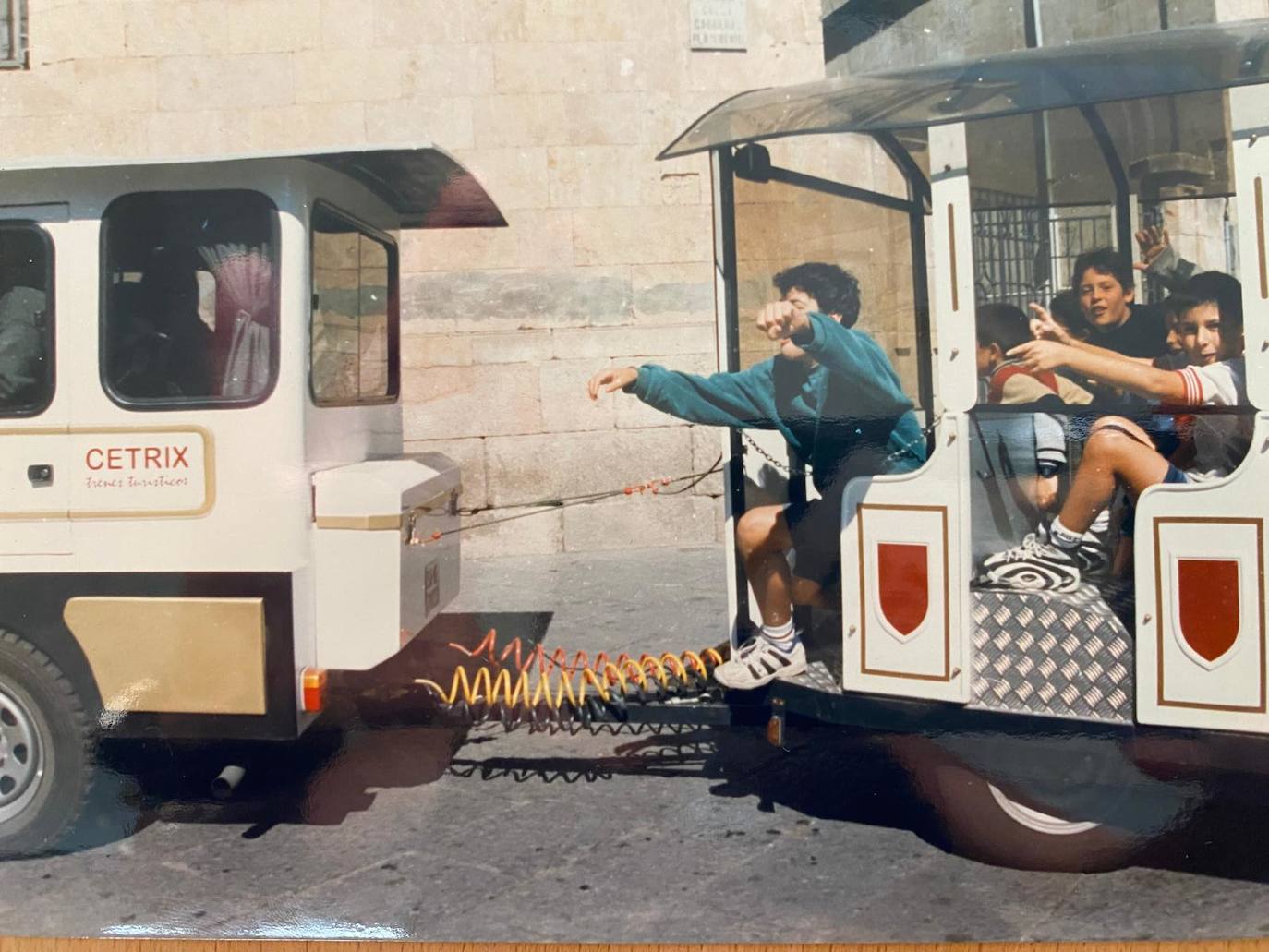 Niños disfrutando de un paseo por el centro histórico en 1996.