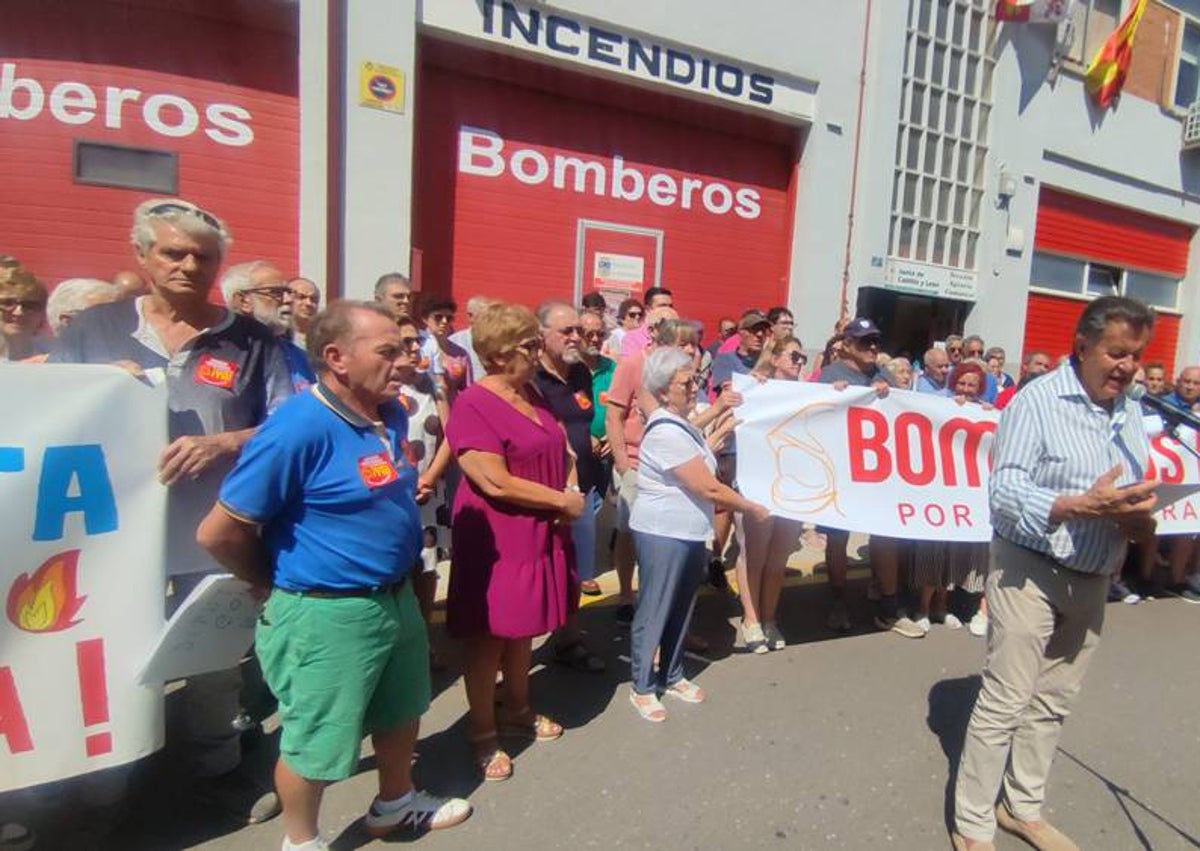 Imagen secundaria 1 - Concentración para reivindicar el parque de bomberos profesional en Peñaranda