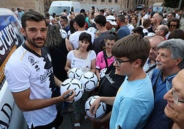 Carlos de la Nava, firmando autógrafos a los aficionados.
