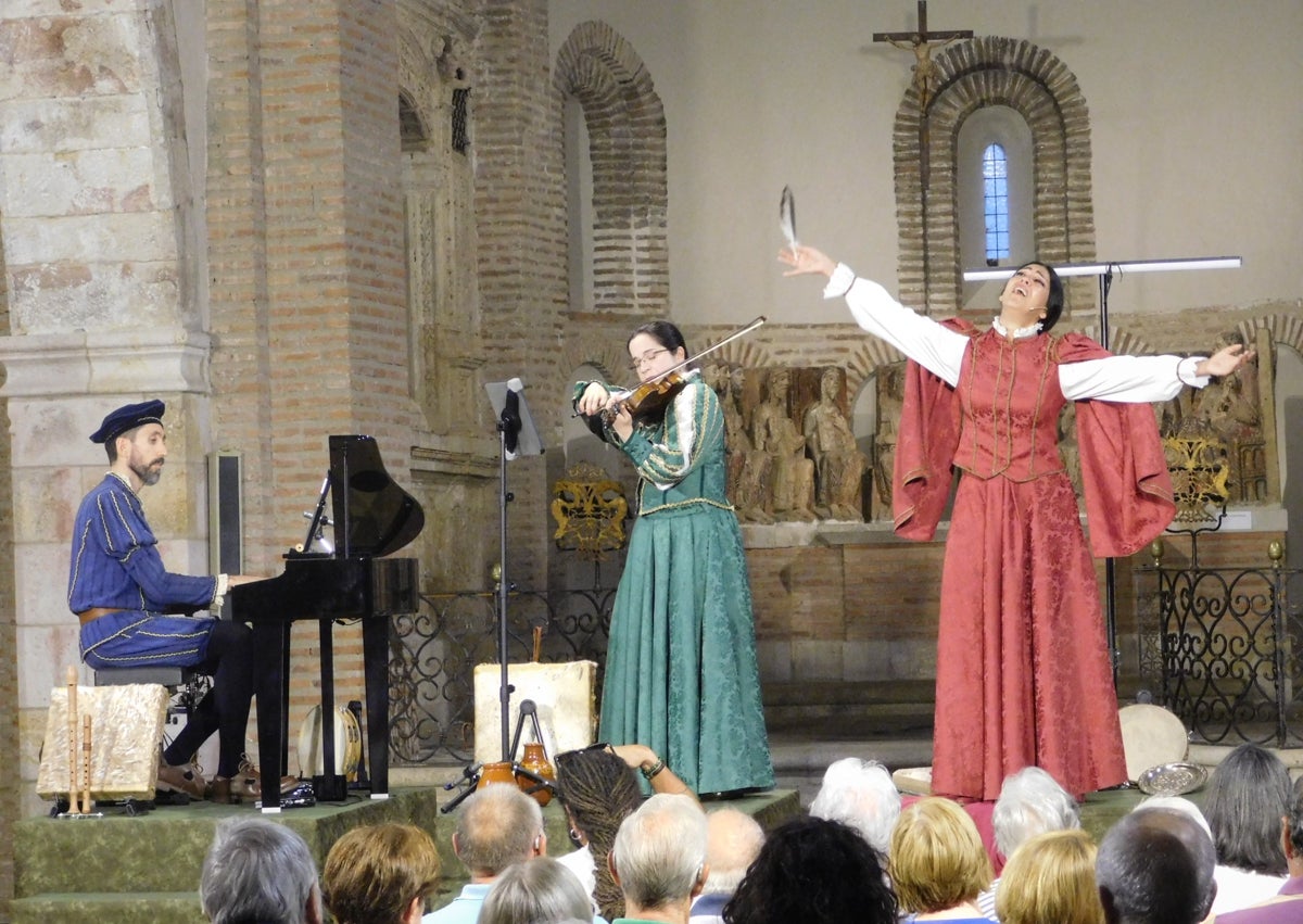 Imagen secundaria 1 - Alba de Tormes disfruta de la puesta en escena de &#039;Arcos y Ecos&#039; que llenó San Juan