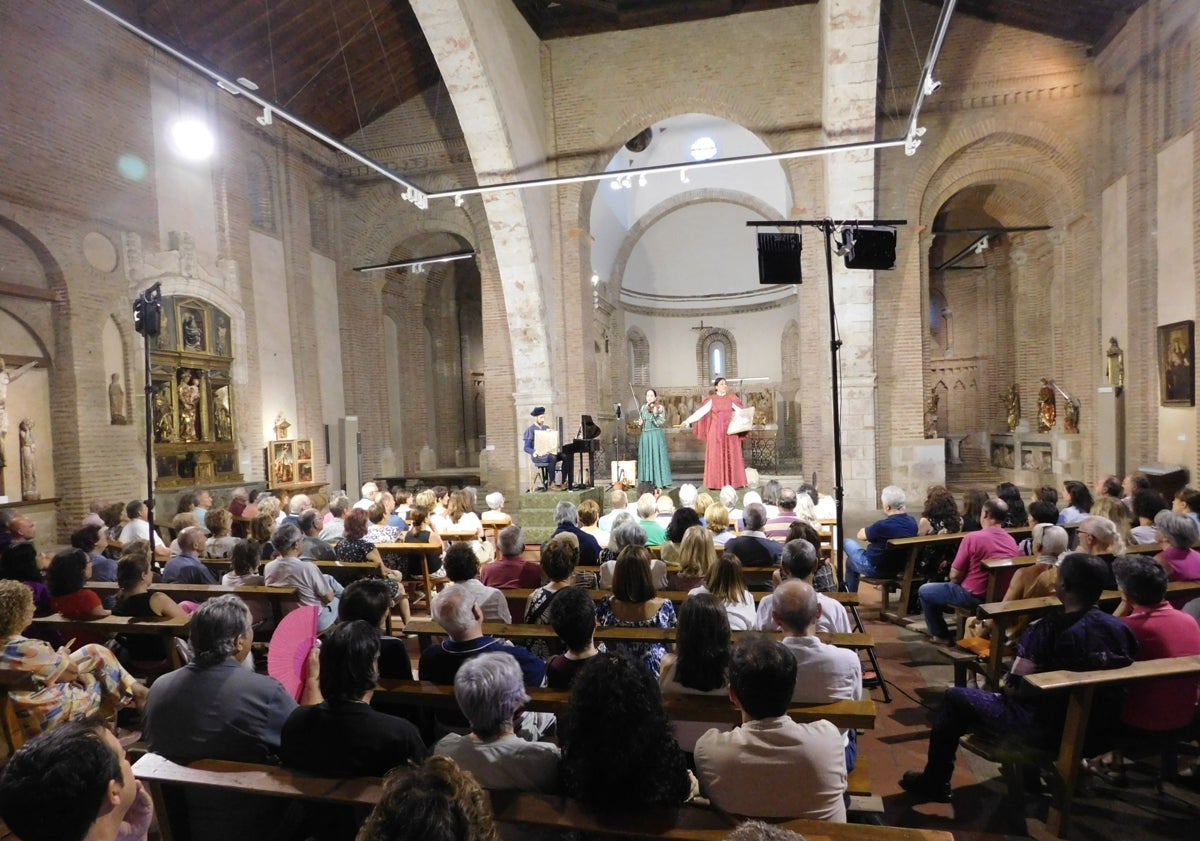 Imagen principal - Alba de Tormes disfruta de la puesta en escena de &#039;Arcos y Ecos&#039; que llenó San Juan