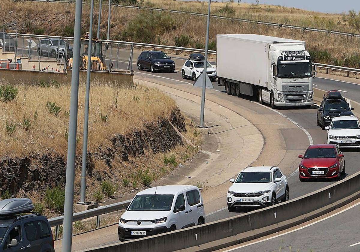 Vehículos, accediendo ayer a la glorieta de Buenos Aires.