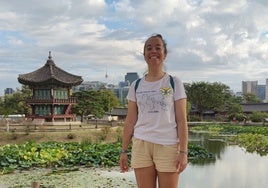 Paula Martín posa en Seúl (Corea del Sur) con su camiseta con el escudo de Santa Marta.