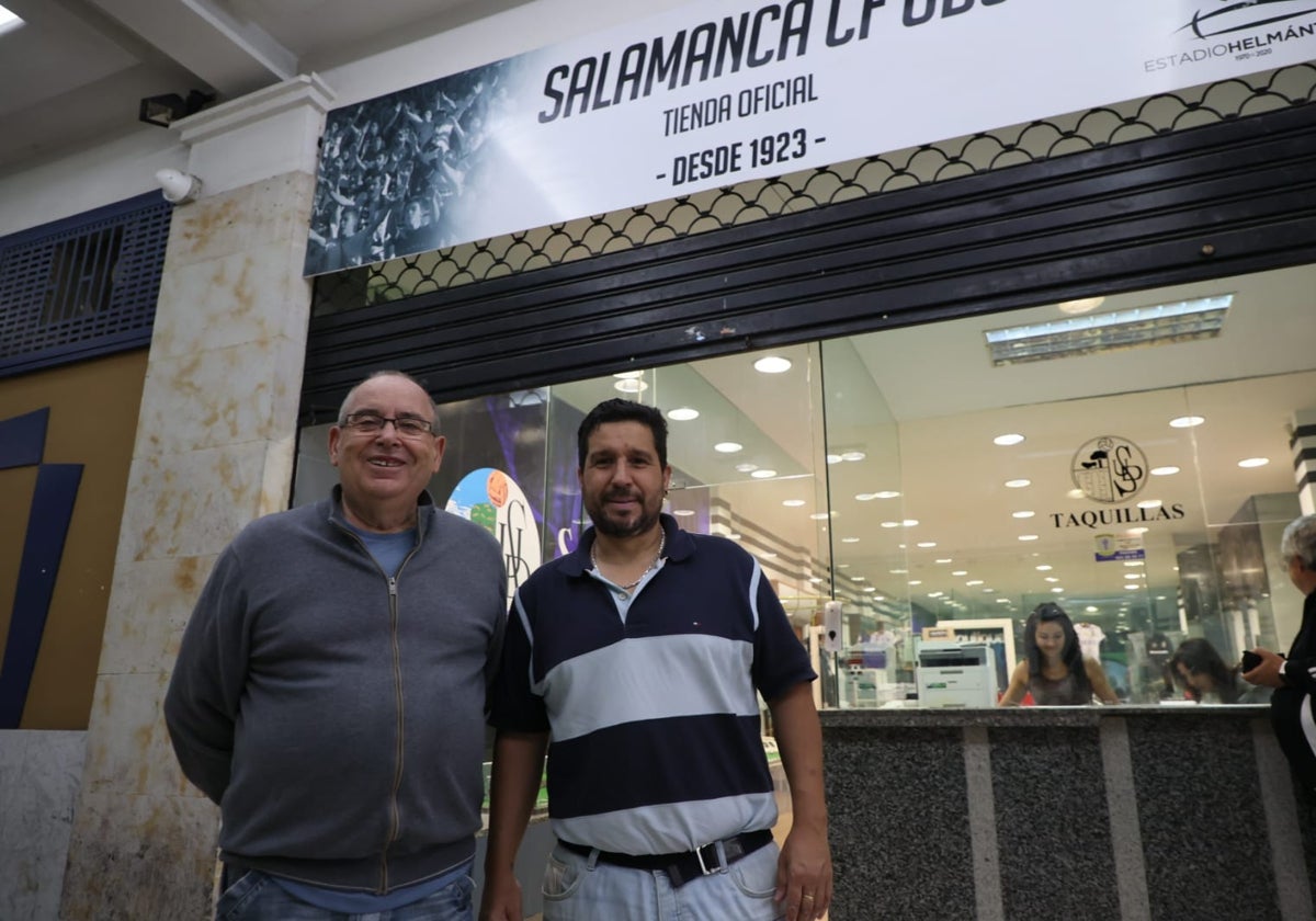 Dos de los primeros aficionados en acudir a por sus entradas.