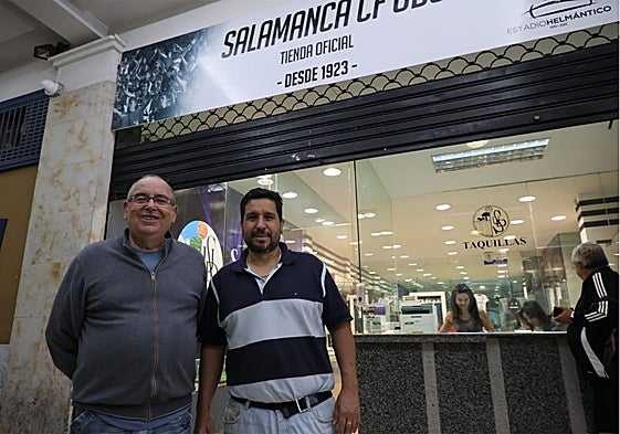 Dos de los primeros aficionados en acudir a por sus entradas.