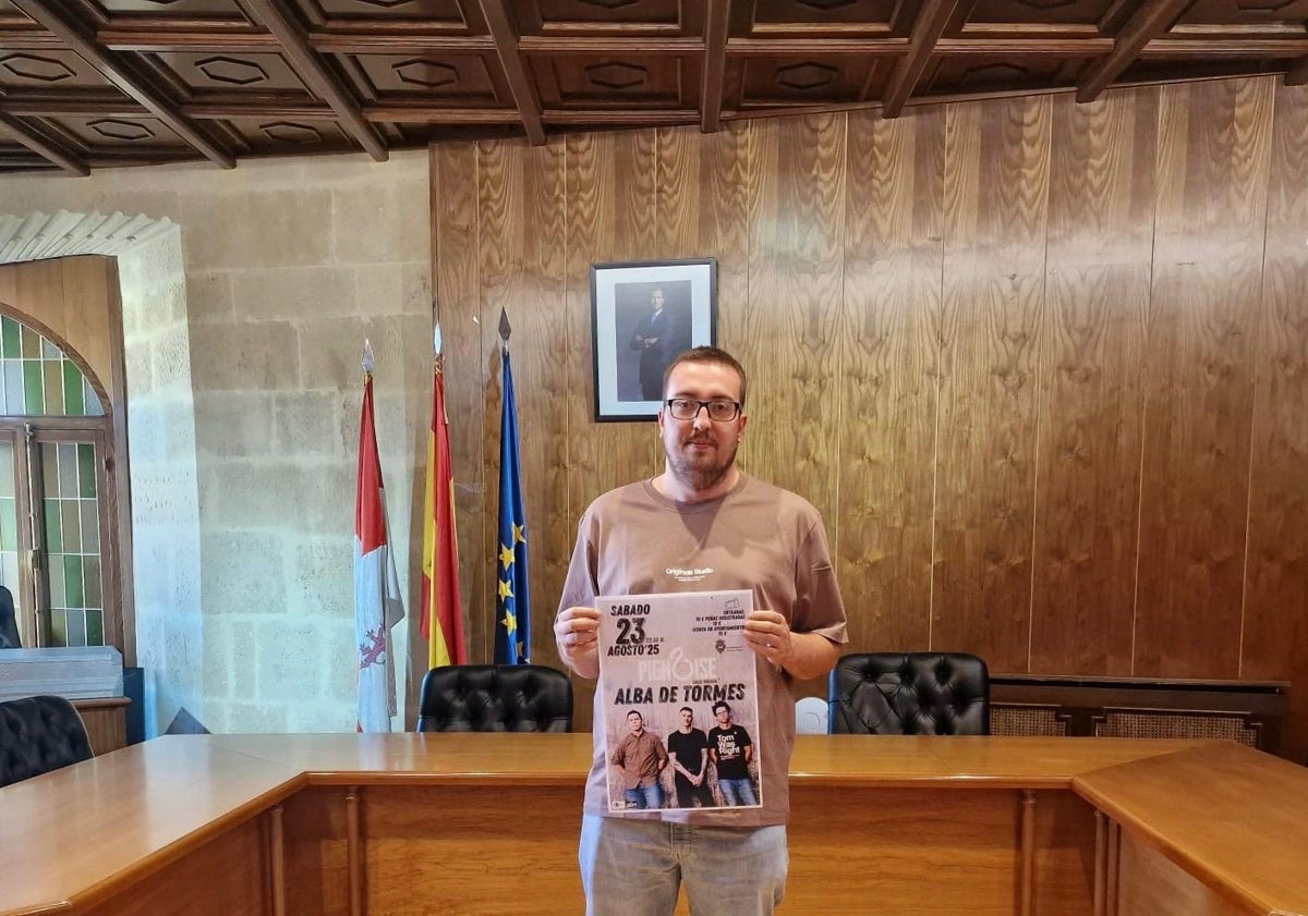 Imagen principal - El concejal de Fiestas, Alberto Martín, en la presentación del concierto.