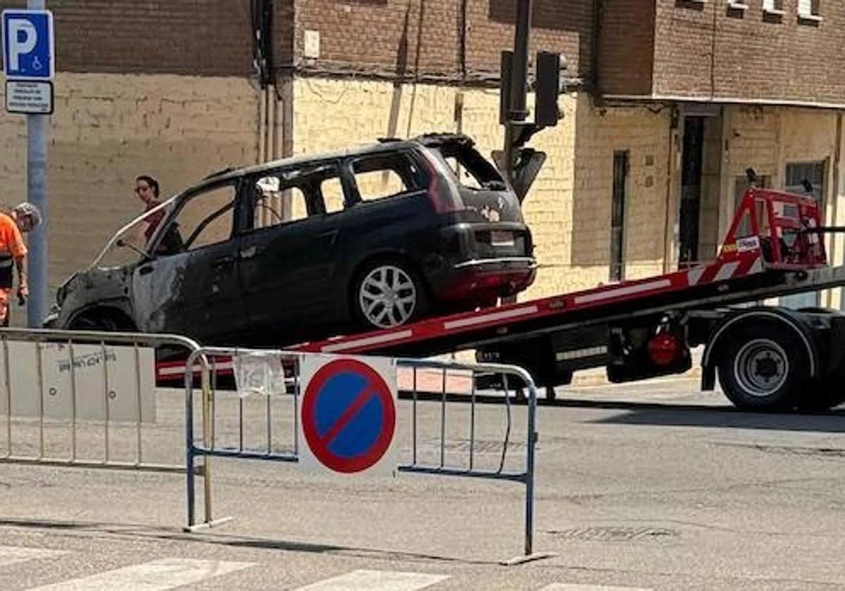 Imagen del coche que se ha quemado en la madrugada de este jueves en la calle Colombia.