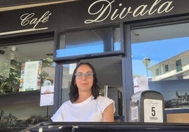 Macarena, sentada en la terraza del Divala.