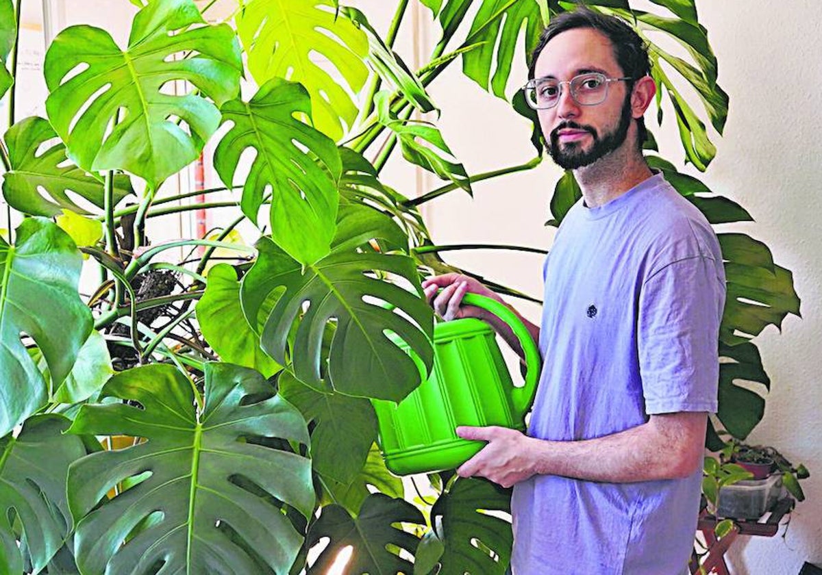 El joven Loïs, junto a su 'mostera deliciosa', una de sus plantas favoritas.