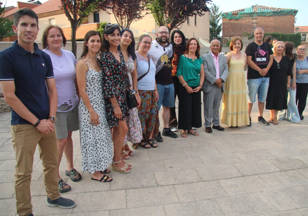 Imagen principal - Chupinazo y estreno festivo en Monterrubio de Armuña